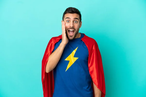 Super Herói Caucasiano Homem Isolado Fundo Azul Com Surpresa Expressão — Fotografia de Stock