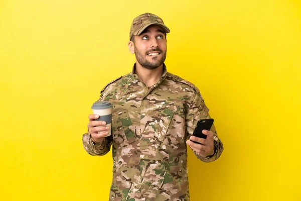 Military Man Isolated Yellow Background Holding Coffee Take Away Mobile — Photo