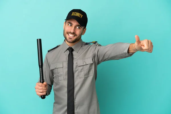 Joven Hombre Seguridad Aislado Sobre Fondo Azul Dando Gesto Pulgares — Foto de Stock