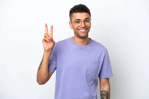 Młody Biały Brazylijczyk Człowiek Odizolowany Białym Tle Uśmiechając Się Pokazując — Zdjęcie stockowe