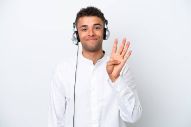 Tele pazarlamacı Brezilyalı beyaz arka planda izole edilmiş kulaklıkla çalışan mutlu ve parmakları olan dört kişi sayıyor.