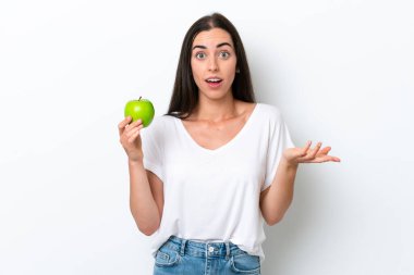 Beyaz arka planda izole edilmiş genç beyaz kadın şok olmuş yüz ifadesi ile