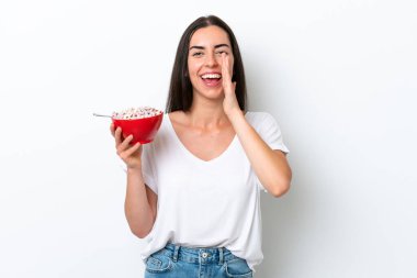 Beyaz arka planda kahvaltı sütü içen beyaz bir kadın ağzı açık bağırıyor.