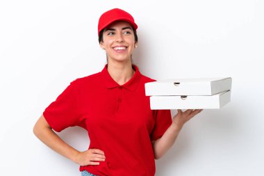Pizza teslimatı, beyaz arka planda izole edilmiş pizza kutularını alan beyaz kadın. Kolları kalçasında ve gülümsüyor.