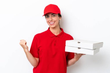 Beyaz arka planda izole edilmiş pizza kutularını alan iş üniformalı beyaz kadın.