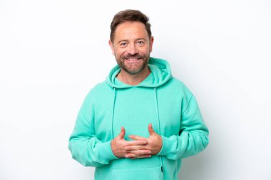 Beyaz arka planda izole edilmiş orta yaşlı beyaz adam gülüyor.