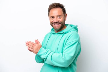 Beyaz arka planda izole edilmiş orta yaşlı beyaz adam alkışlıyor.