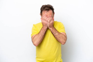 Beyaz arka planda, yorgun ve hasta suratlı, orta yaşlı, beyaz bir adam.