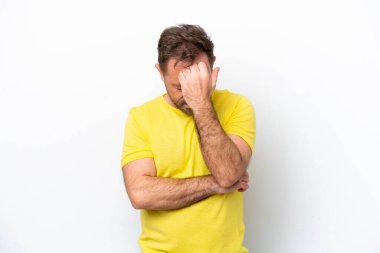 Beyaz arka planda başı ağrıyan orta yaşlı beyaz bir adam.