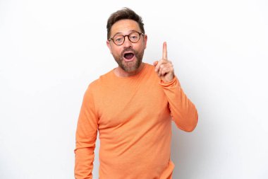 Beyaz arka planda izole edilmiş orta yaşlı beyaz bir adam çözümü bulmak için parmağını kaldırıyor.