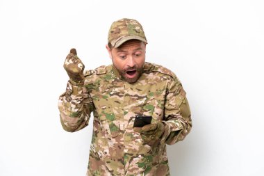 Beyaz arka planda izole edilmiş asker şaşırdı ve bir mesaj gönderiyor.