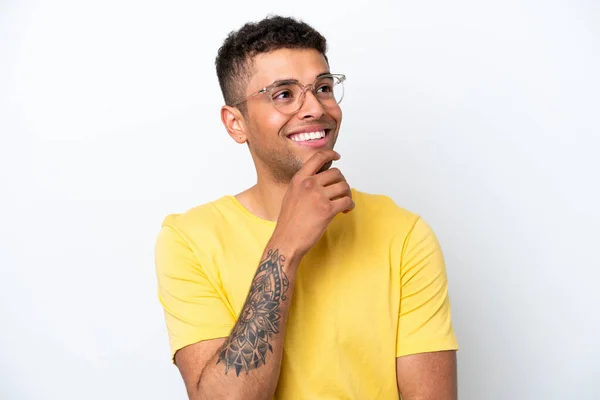 Young Brazilian Man Isolated White Background Glasses Thinking While Looking — Fotografia de Stock