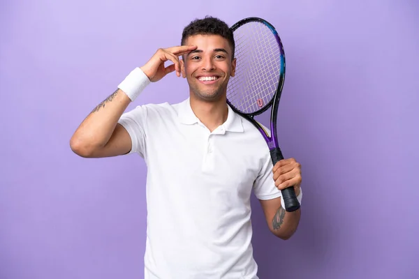 Молодий Бразилець Ізольований Фіолетовим Фоном Грає Теніс — стокове фото
