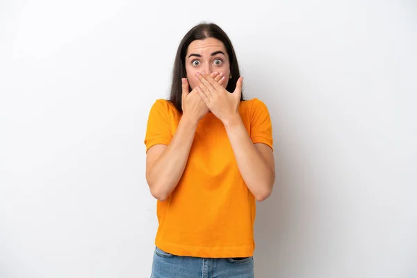 Jonge Kaukasische Vrouw Geïsoleerd Witte Achtergrond Bedekken Mond Met Handen — Stockfoto