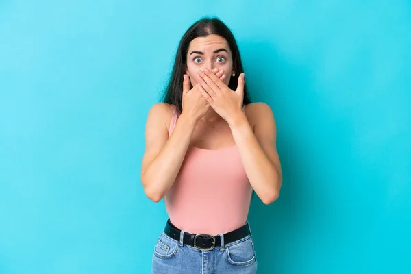 Mulher Branca Jovem Isolado Fundo Azul Cobrindo Boca Com Mãos — Fotografia de Stock