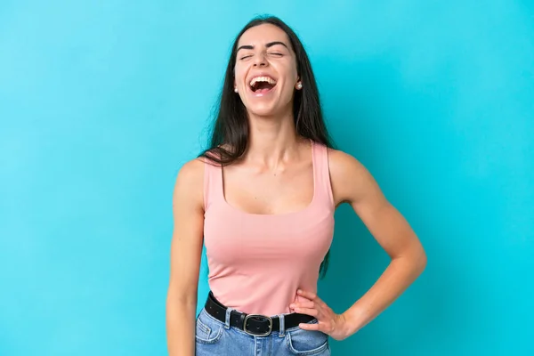 Jovem Mulher Caucasiana Isolado Fundo Azul Rindo — Fotografia de Stock