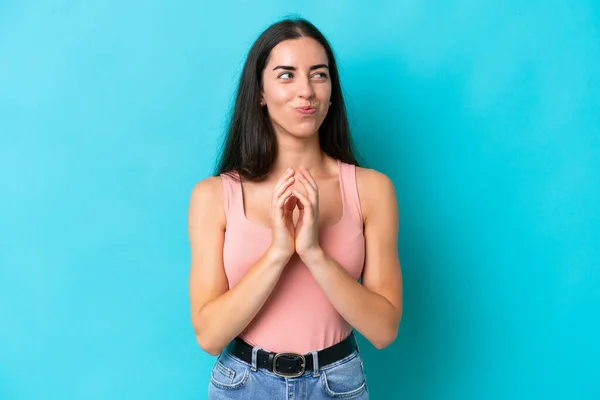 Jonge Kaukasische Vrouw Geïsoleerd Blauwe Achtergrond Intrigerend Iets — Stockfoto