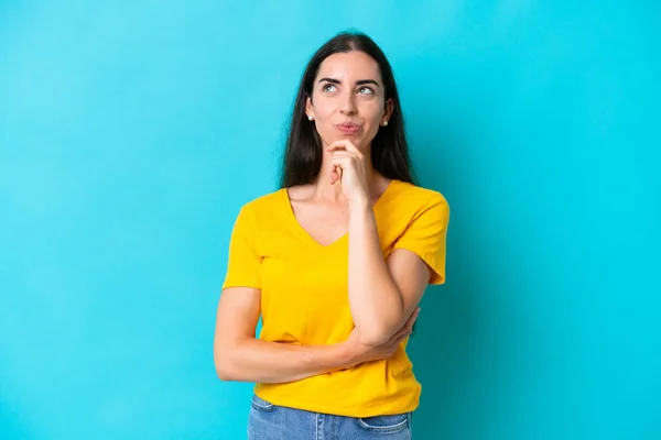 Mulher Caucasiana Jovem Isolado Fundo Azul Olhando Para Cima — Fotografia de Stock