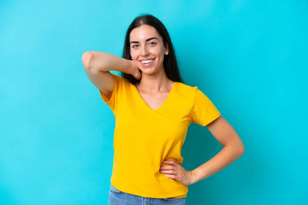 Jovem Mulher Caucasiana Isolado Fundo Azul Rindo — Fotografia de Stock