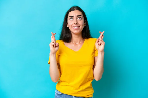 Mujer Joven Caucásica Aislada Sobre Fondo Azul Con Dedos Cruzando — Foto de Stock