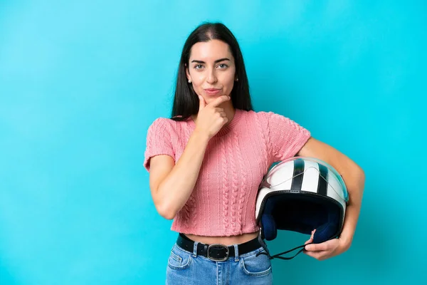 Mulher Caucasiana Jovem Com Capacete Motocicleta Isolado Fundo Azul Pensando — Fotografia de Stock