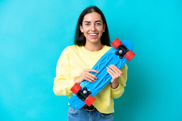 Joven Mujer Caucásica Aislada Sobre Fondo Azul Con Patín Con — Foto de Stock