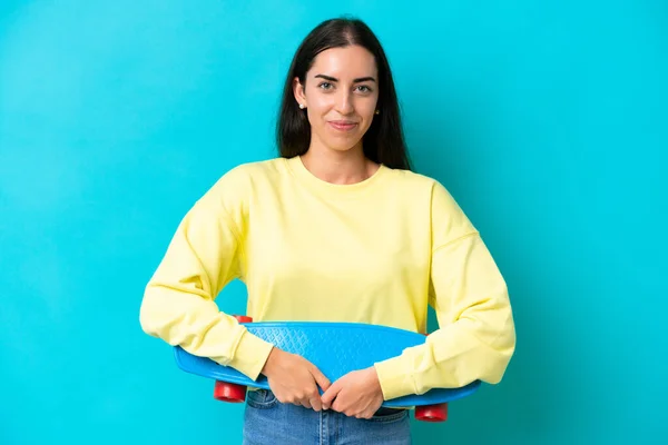 Mulher Caucasiana Jovem Isolado Fundo Azul Com Skate — Fotografia de Stock