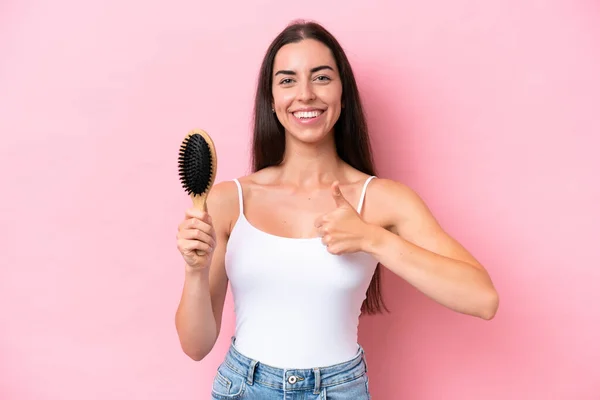 Jonge Blanke Vrouw Met Haar Kam Geïsoleerd Roze Achtergrond Met — Stockfoto