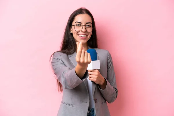 Joven Mujer Presentadora Televisión Caucásica Aislada Sobre Fondo Rosa Haciendo — Foto de Stock