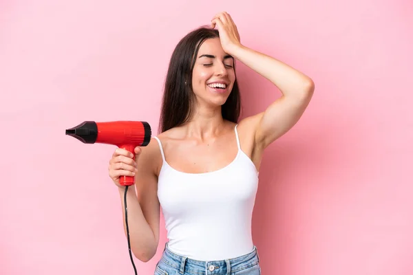 Jonge Blanke Vrouw Met Een Haardroger Geïsoleerd Roze Achtergrond Heeft — Stockfoto