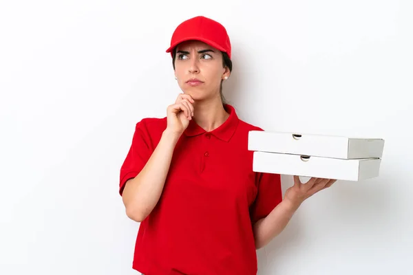 Pizza Dodávka Běloška Žena Pracovní Uniformou Vyzvednutí Pizza Boxy Izolované — Stock fotografie