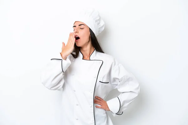 Giovane Donna Chef Sfondo Bianco Sbadigliare Coprire Bocca Spalancata Con — Foto Stock