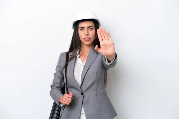 Joven Arquitecta Mujer Caucásica Con Casco Sosteniendo Planos Aislados Sobre — Foto de Stock