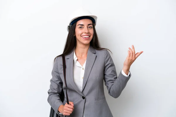 Joven Arquitecta Mujer Caucásica Con Casco Sosteniendo Planos Aislados Sobre — Foto de Stock