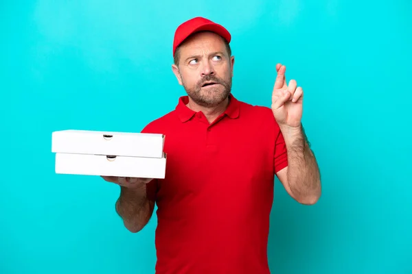 Dostawca Pizzy Mundurkiem Roboczym Podnoszący Pudełka Pizzy Odizolowane Niebieskim Tle — Zdjęcie stockowe