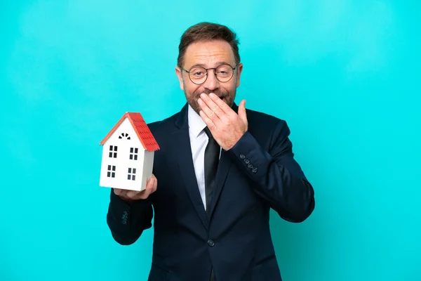 Inmobiliaria Mediana Edad Agente Hombre Aislado Sobre Fondo Azul Feliz —  Fotos de Stock