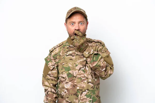 Militär Man Isolerad Vit Bakgrund Förvånad Och Chockad Samtidigt Ser — Stockfoto