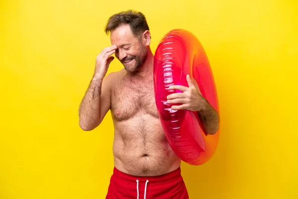 Homem Caucasiano Meia Idade Segurando Donut Inflável Isolado Fundo Amarelo — Fotografia de Stock