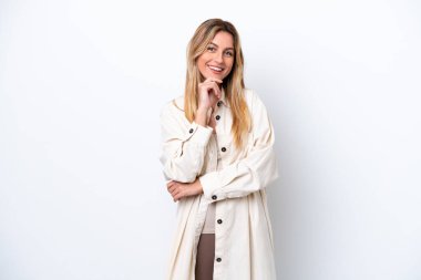 Genç Uruguaylı kadın beyaz arka planda yalnız gülüyor.