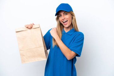 Genç Uruguaylı kadın, beyaz arka planda izole edilmiş bir paket yiyecek alarak zaferi kutluyor.