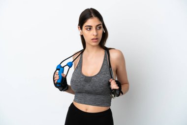 Beyaz arka planda, atlama ipiyle izole edilmiş beyaz bir beyaz kadın.