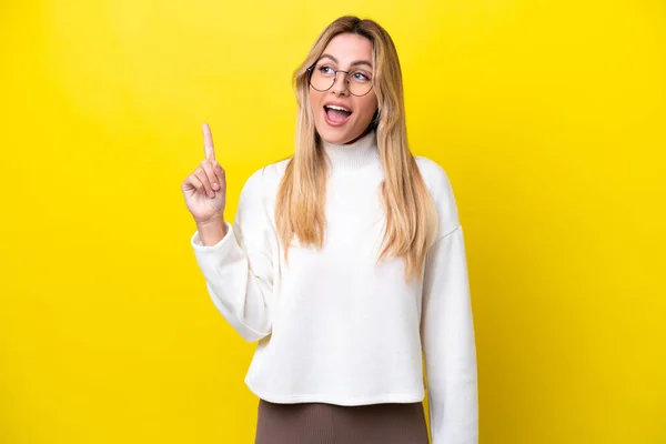 Young Uruguayan Woman Isolated Yellow Background Intending Realizes Solution While — стоковое фото