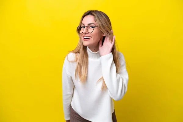 Junge Uruguayische Frau Isoliert Auf Gelbem Hintergrund Hört Etwas Indem — Stockfoto