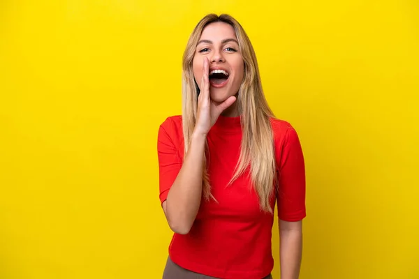 Νεαρή Ουρουγουανή Γυναίκα Απομονωμένη Κίτρινο Φόντο Φωνάζοντας Ορθάνοιχτο Στόμα — Φωτογραφία Αρχείου