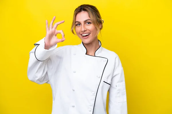 Chef Uruguayo Mujer Aislado Sobre Fondo Amarillo Mostrando Signo Con —  Fotos de Stock