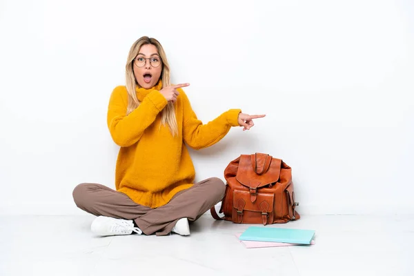 Uruguaiano Studente Donna Seduta Uno Pavimento Isolato Sfondo Bianco Sorpreso — Foto Stock