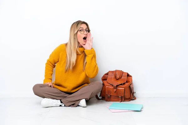 Uruguaiana Studente Donna Seduta Uno Pavimento Isolato Sfondo Bianco Gridando — Foto Stock