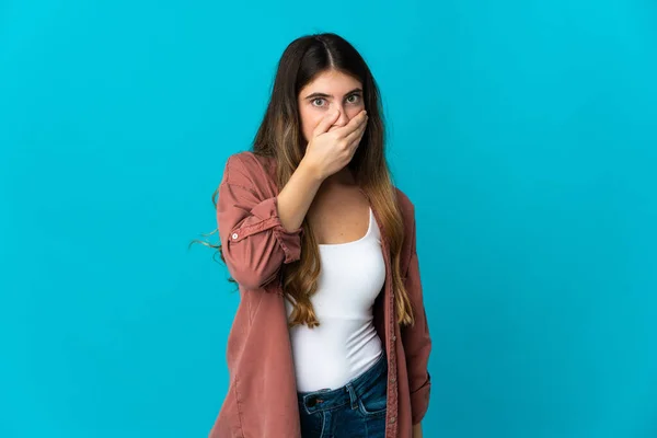 Jonge Kaukasische Vrouw Geïsoleerd Blauwe Achtergrond Bedekking Mond Met Hand — Stockfoto