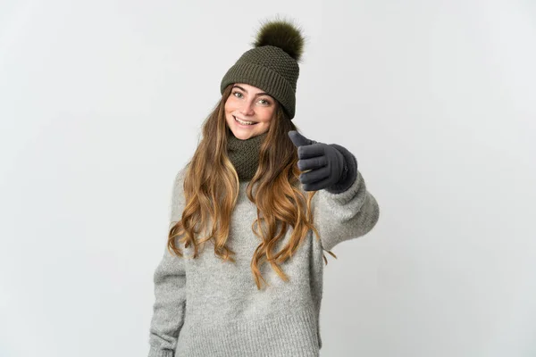 Νεαρή Λευκή Γυναίκα Χειμερινό Καπέλο Απομονωμένη Λευκό Φόντο Σφίγγει Χέρια — Φωτογραφία Αρχείου