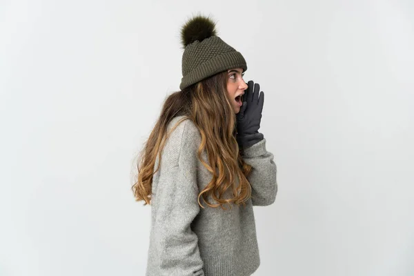 Mujer Joven Caucásica Con Sombrero Invierno Aislado Sobre Fondo Blanco — Foto de Stock